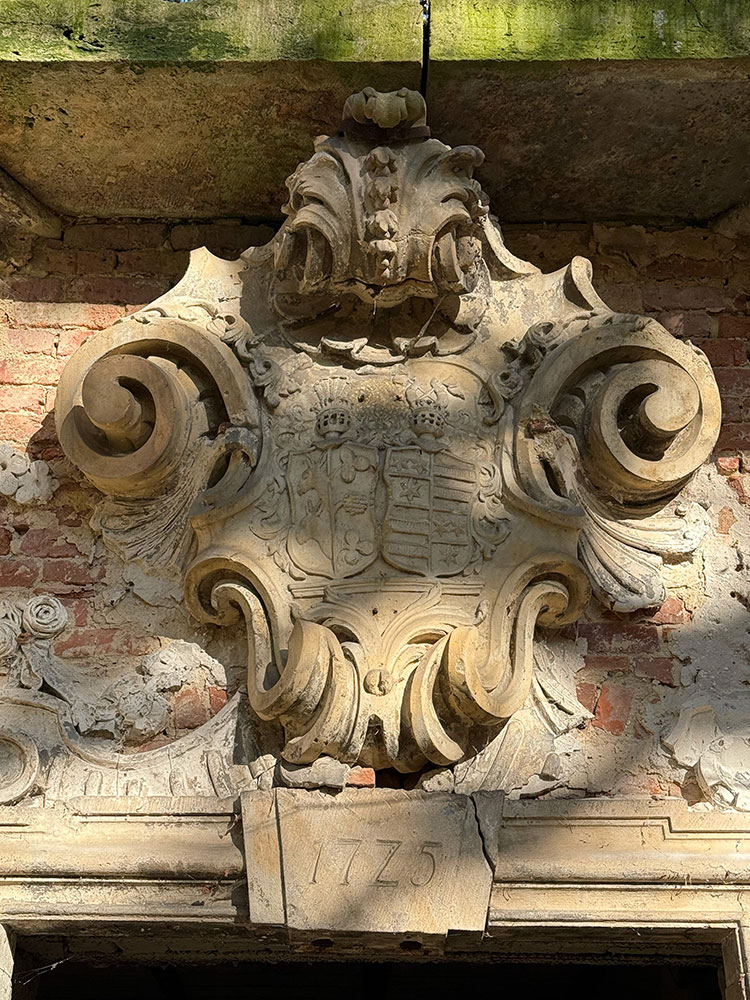 Zachowany fragment herbu