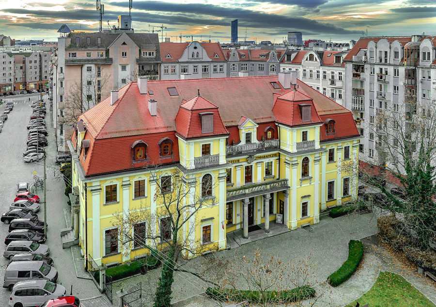 WrocWalk 2025 w Muzeum Etnograficznym – budynek muzeum z lotu ptaka