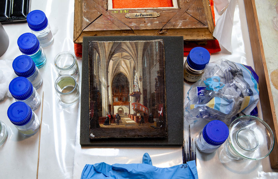 Przygotowania do wystawy „Mikroświaty”