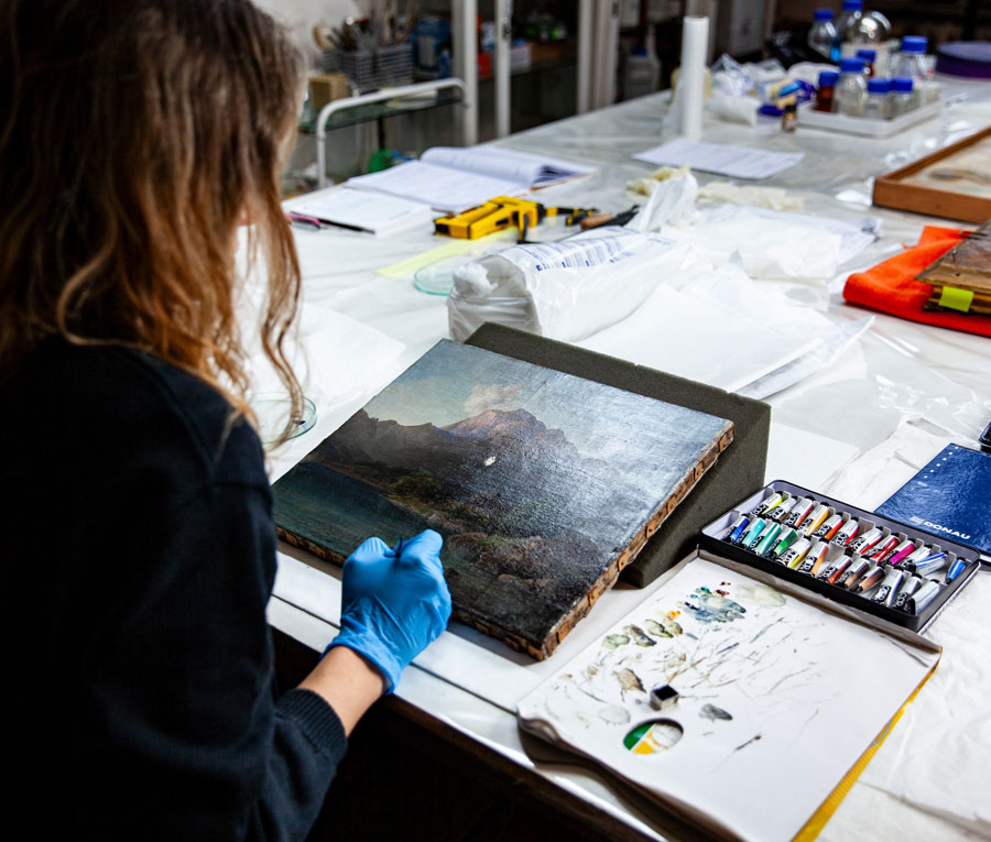 Przygotowania do wystawy „Mikroświaty”