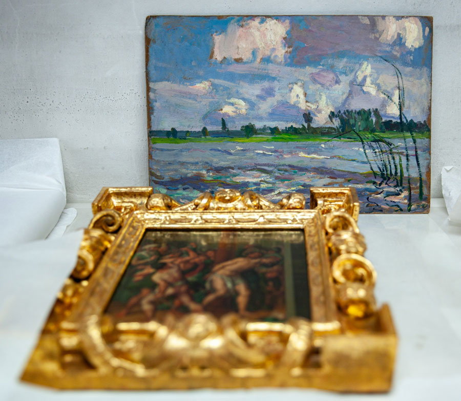 Przygotowania do wystawy „Mikroświaty”