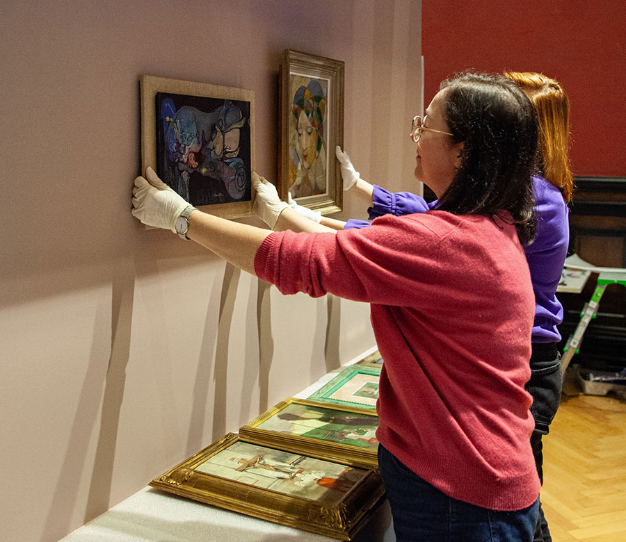 Przygotowania do wystawy „Mikroświaty”