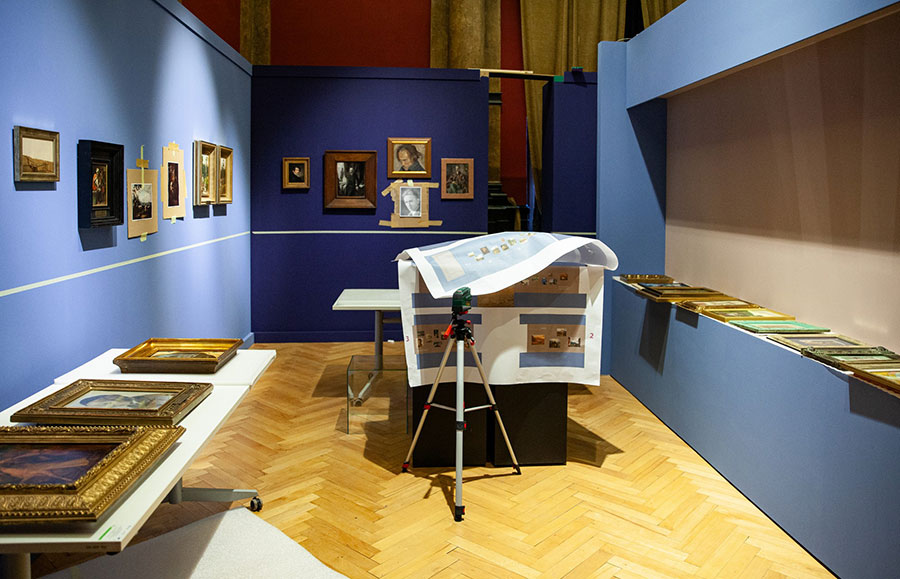 Przygotowania do wystawy „Mikroświaty”