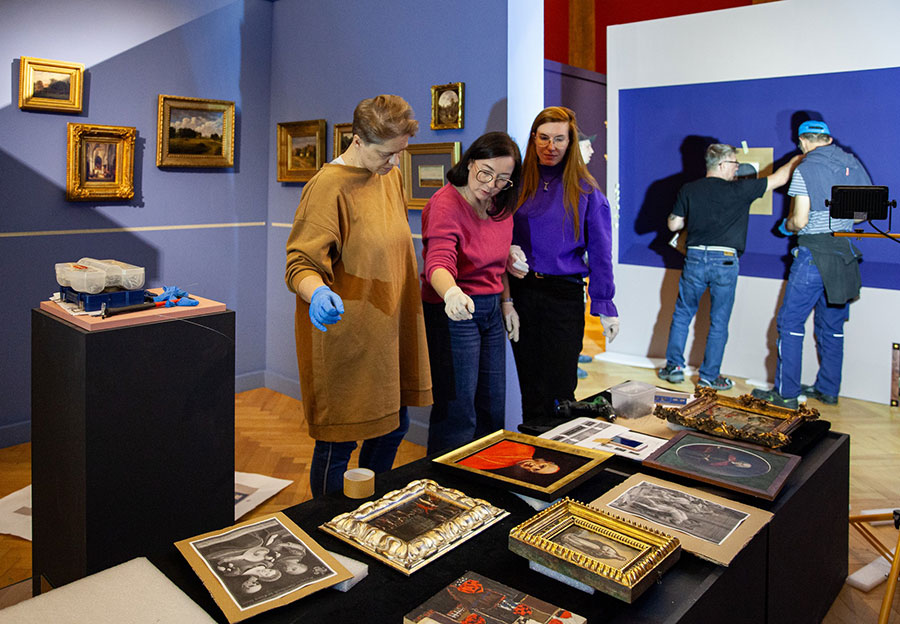 Przygotowania do wystawy „Mikroświaty”