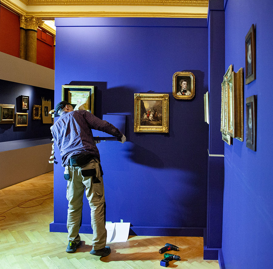 Przygotowania do wystawy „Mikroświaty”