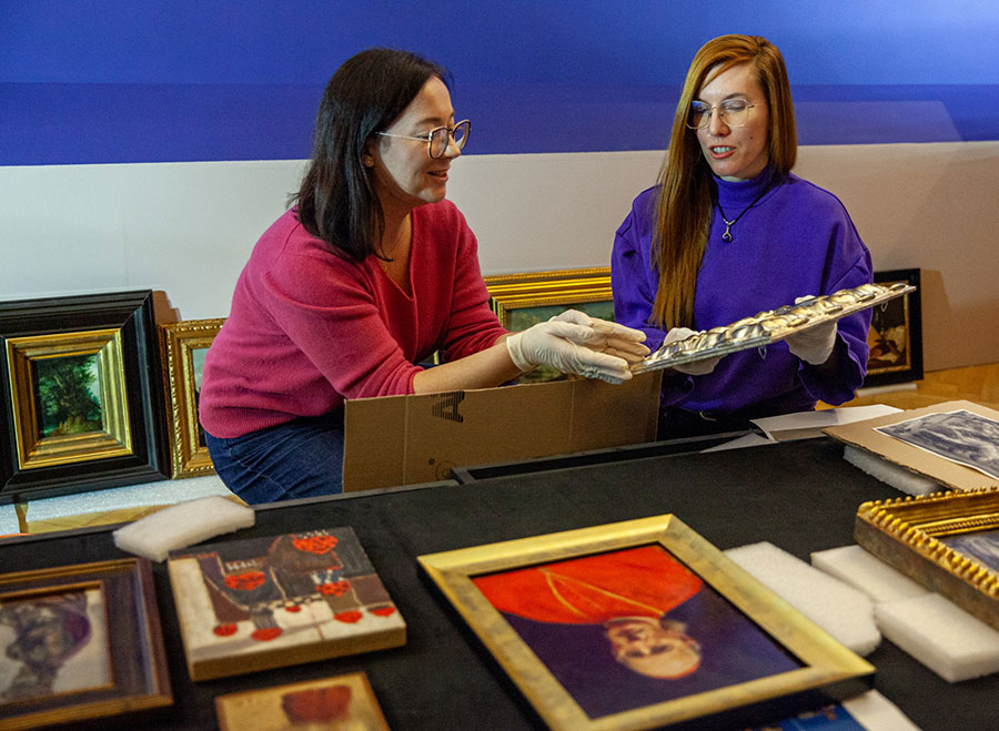 Przygotowania do wystawy „Mikroświaty”