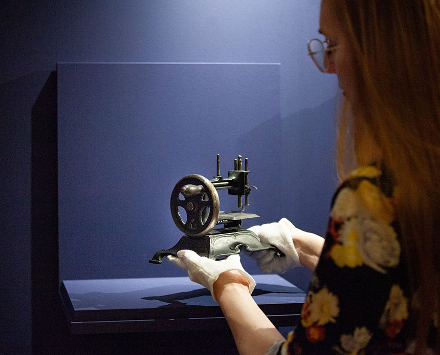 Przygotowania do wystawy „Mikroświaty”