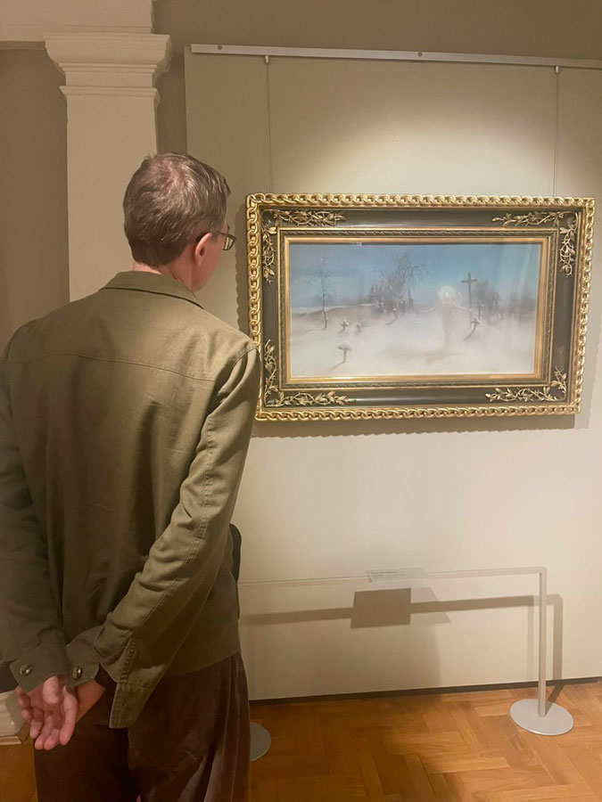 Autor tekstu ogląda obraz Pruszkowskiego