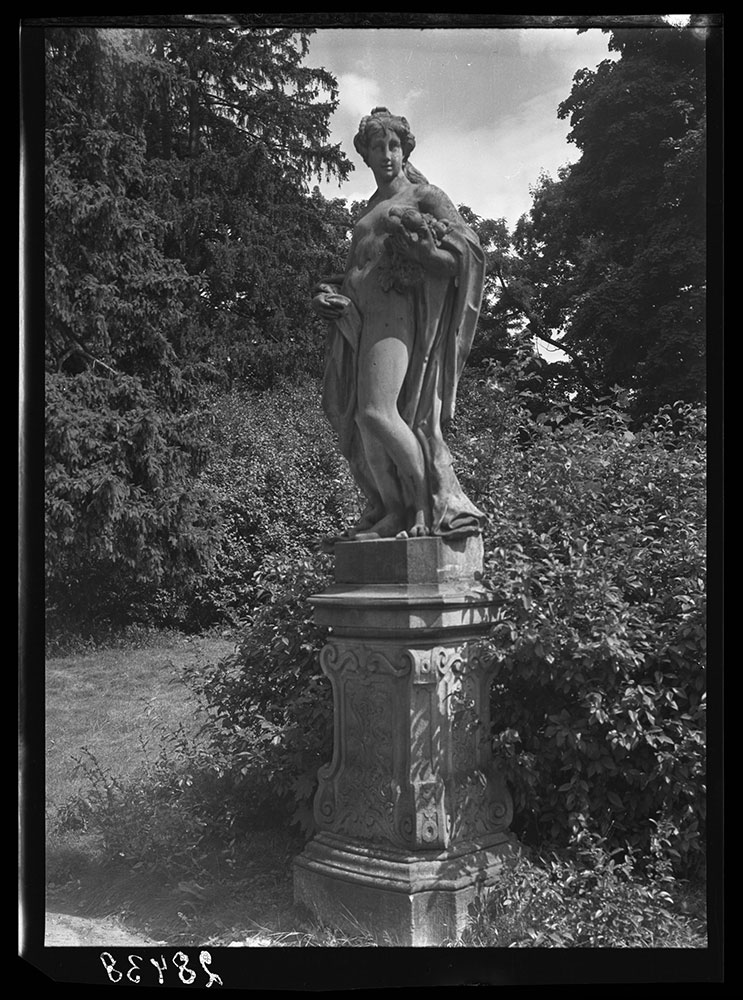 Archiwalna fotografia rzeźby w parku w Brzezince