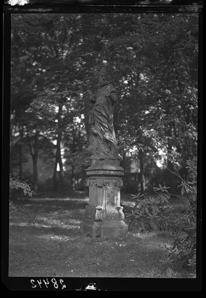 Archiwalna fotografia rzeźby w parku w Brzezince