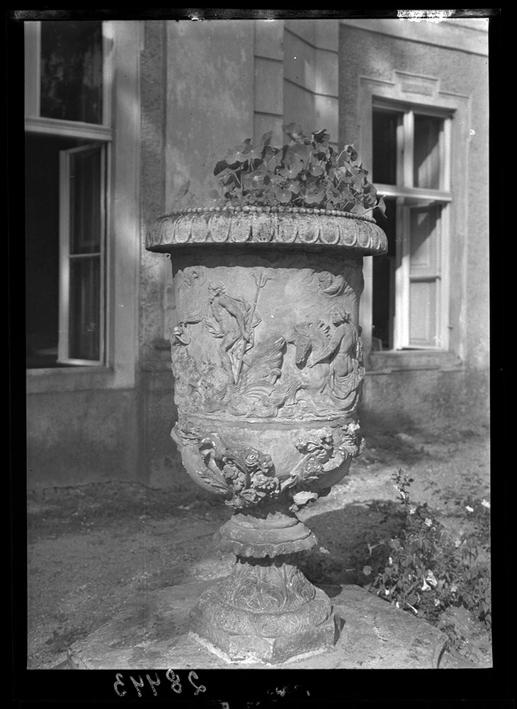 Waza w parku pałacowym w Brzezince, stan ok. 1930