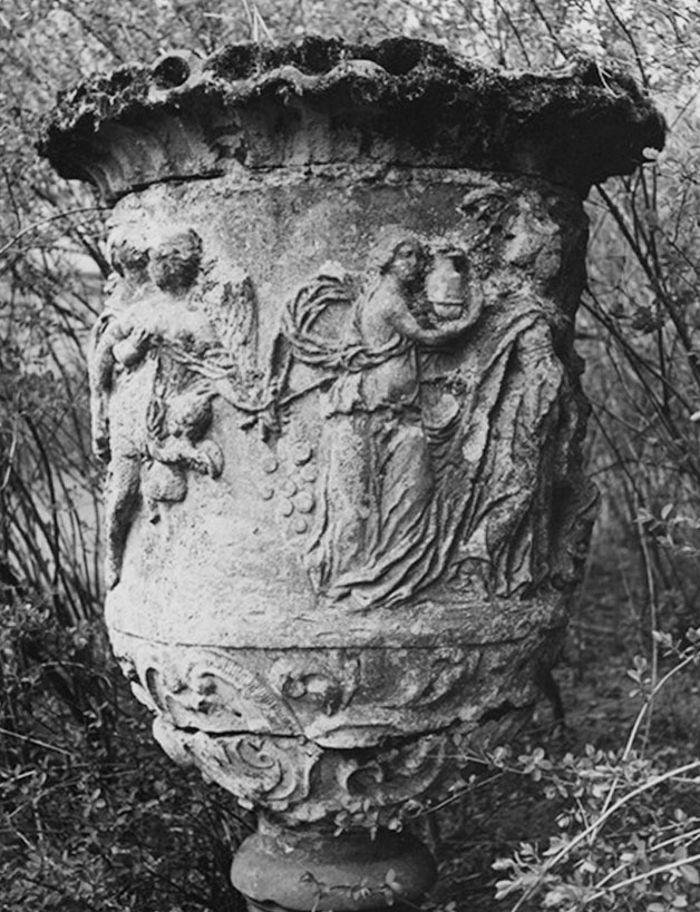 Waza w parku pałacowym w Brzezince, stan ok. 1930