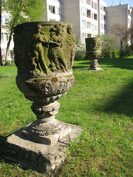 Wazy na Osiedlu Szwoleżerów w Warszawie
