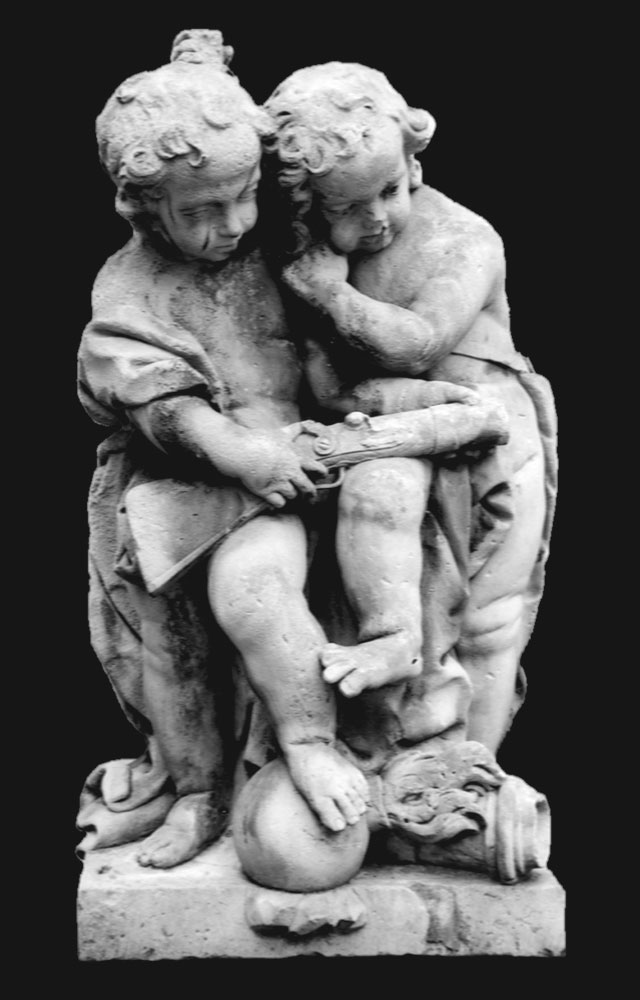 Para stojących puttów z pałacu w Brzezince