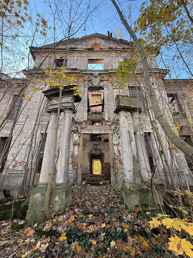 Zrujnowany pałac w Brzezince