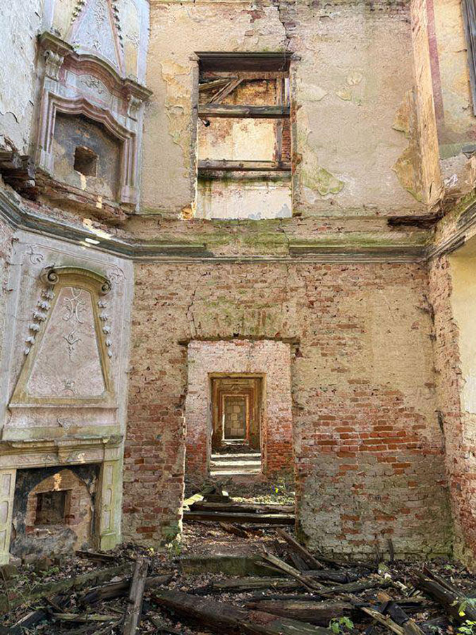 Zrujnowany pałac w Brzezince