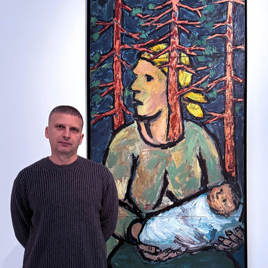 Artysta Hubert Bujak przy swoim obrazie na wystawie Waldemara Cwenarskiego