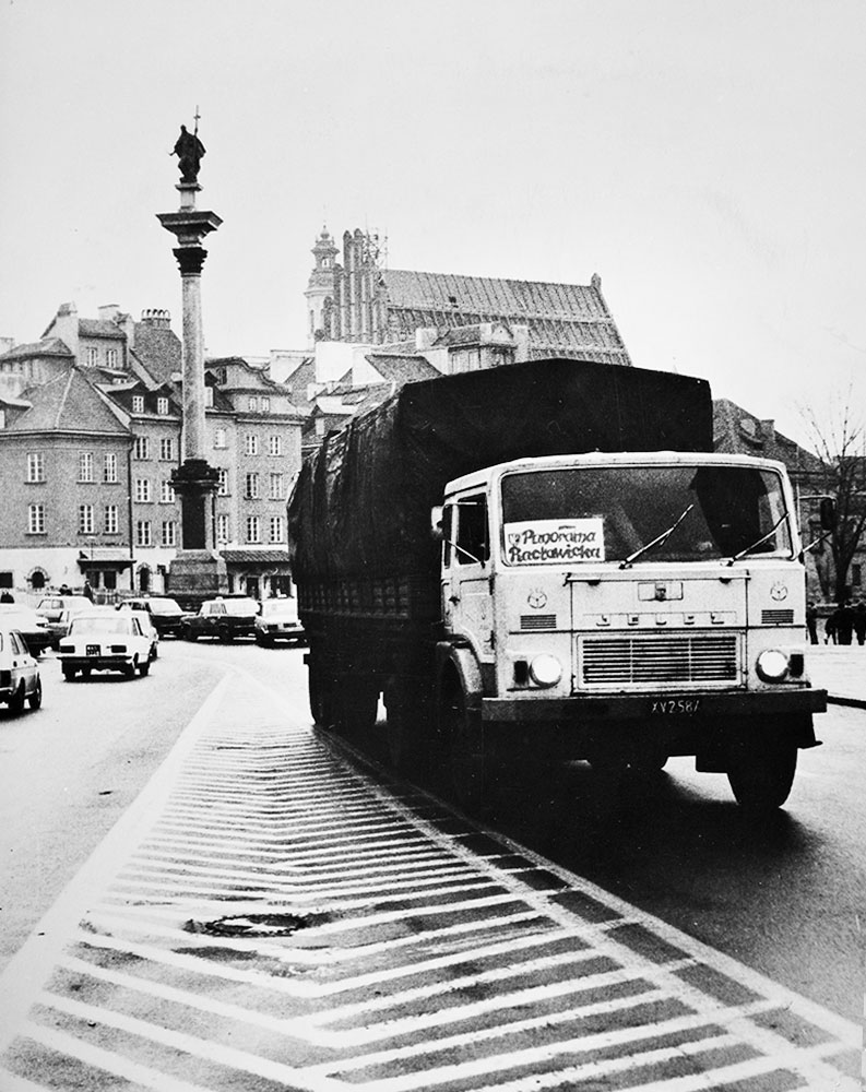 Transport ciężarówką płótna Panoramy Racławickiej w Warszawy do Wrocławia