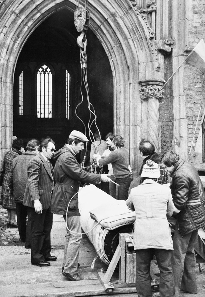 Wnoszenie płótna Panoramy Racławickiej we Wrocławiu do Muzeum Architektury