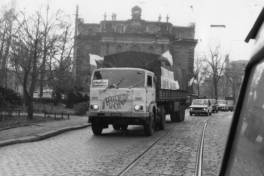 Transport ciężarówką płótna Panoramy Racławickiej w Warszawy do Wrocławia