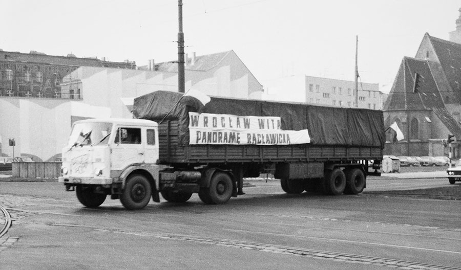 Transport ciężarówką płótna Panoramy Racławickiej w Warszawy do Wrocławia