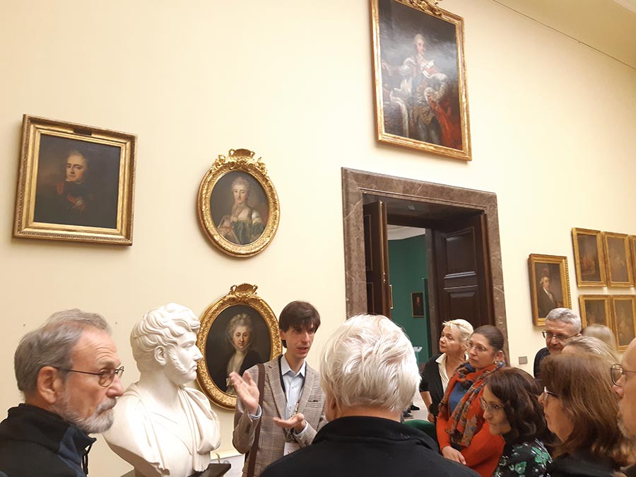 Stowarzyszenie Przyjaciół Muzeum na wycieczce w Krakowie – zwiedzanie Sukiennic z przewodnikiem