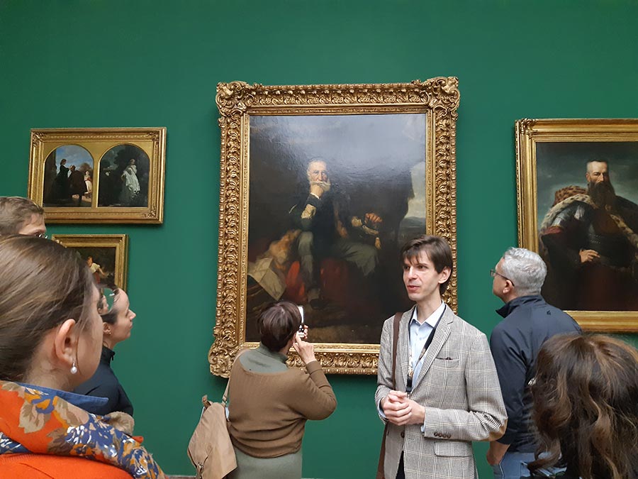 Stowarzyszenie Przyjaciół Muzeum na wycieczce w Krakowie – zwiedzanie Sukiennic z przewodnikiem