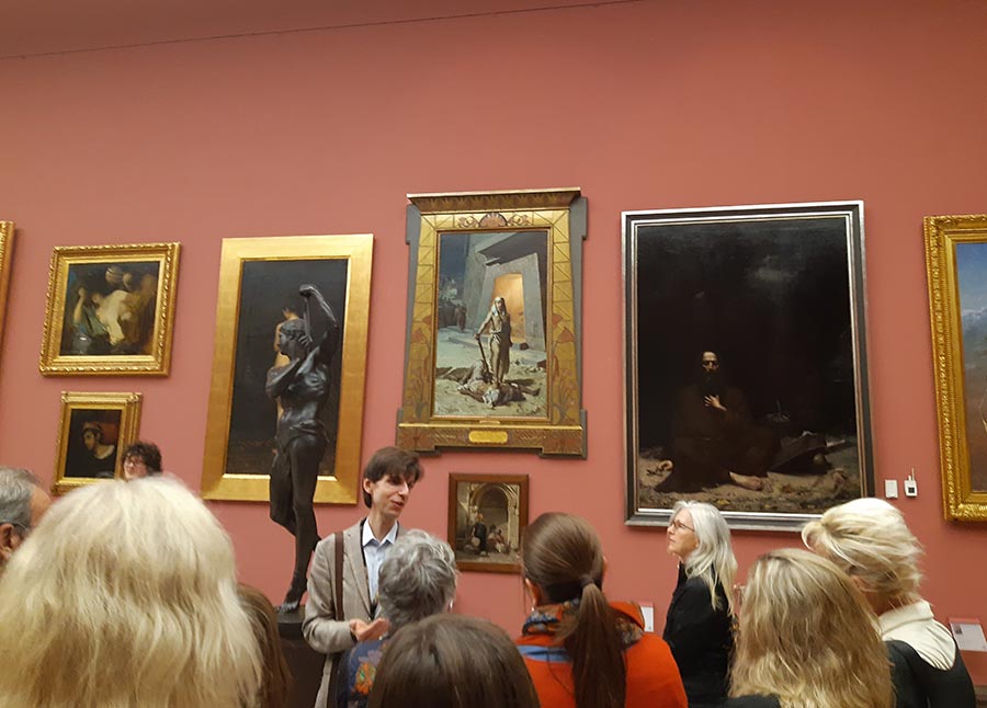 Stowarzyszenie Przyjaciół Muzeum na wycieczce w Krakowie – zwiedzanie Sukiennic z przewodnikiem