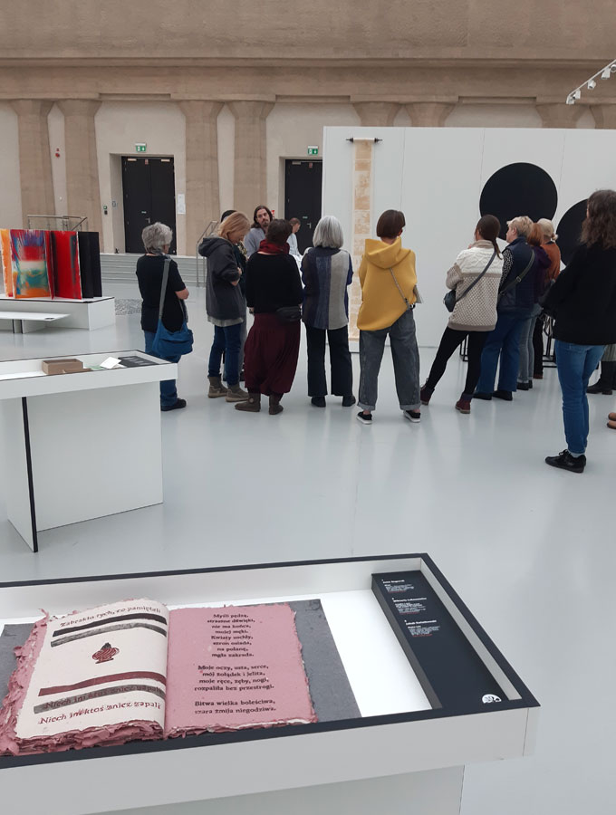Oprowadzanie po wystawie „Ogólnopolski Przegląd Sztuki Książki. II Wrocławskie Triennale”