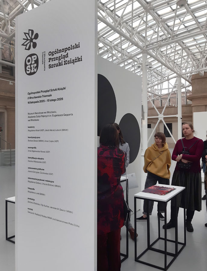 Oprowadzanie po wystawie „Ogólnopolski Przegląd Sztuki Książki. II Wrocławskie Triennale”