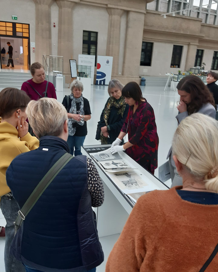 Oprowadzanie po wystawie „Ogólnopolski Przegląd Sztuki Książki. II Wrocławskie Triennale”