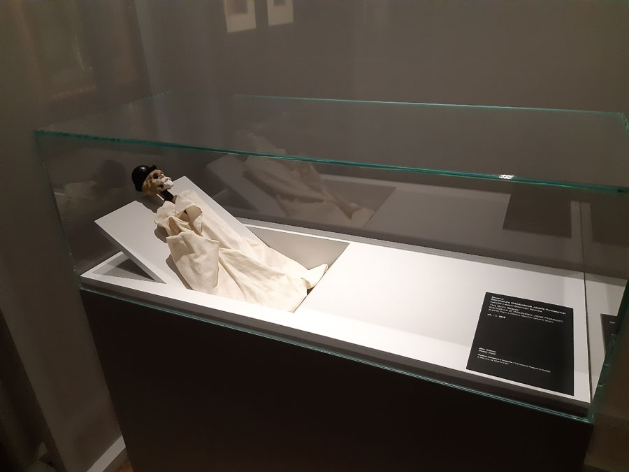 Fotorelacja z wycieczki do Warszawy dla Stowarzyszenia Przyjaciół Muzeum we Wrocławiu – kukiełka śmierci w Muzeum Narodowym