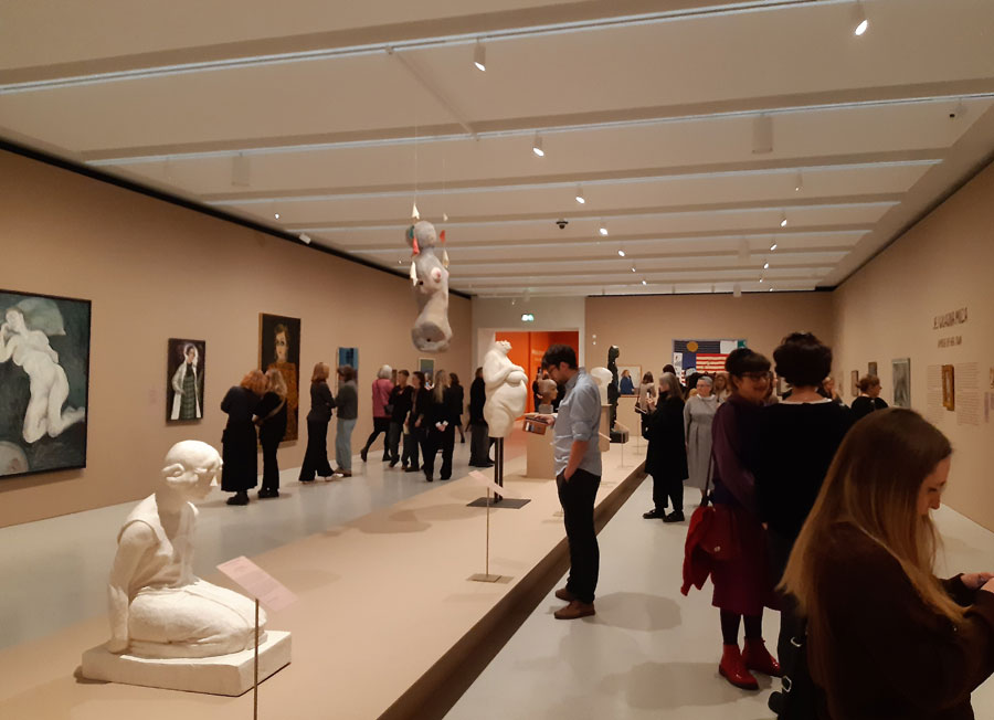 Fotorelacja z wycieczki do Warszawy dla Stowarzyszenia Przyjaciół Muzeum we Wrocławiu – obrazy i rzeźby w Muzeum Sztuki Nowoczesnej