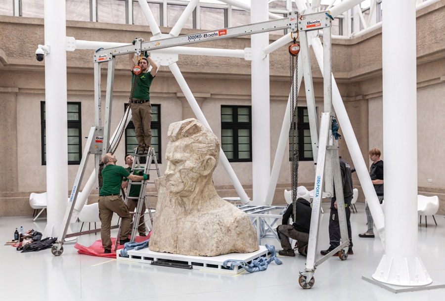 Montaż rzeźby „Popiersie robotnika” autorstwa Xawerego Dunikowskiego w Pawilonie Czterech Kopuł Muzeum Sztuki Współczesnej