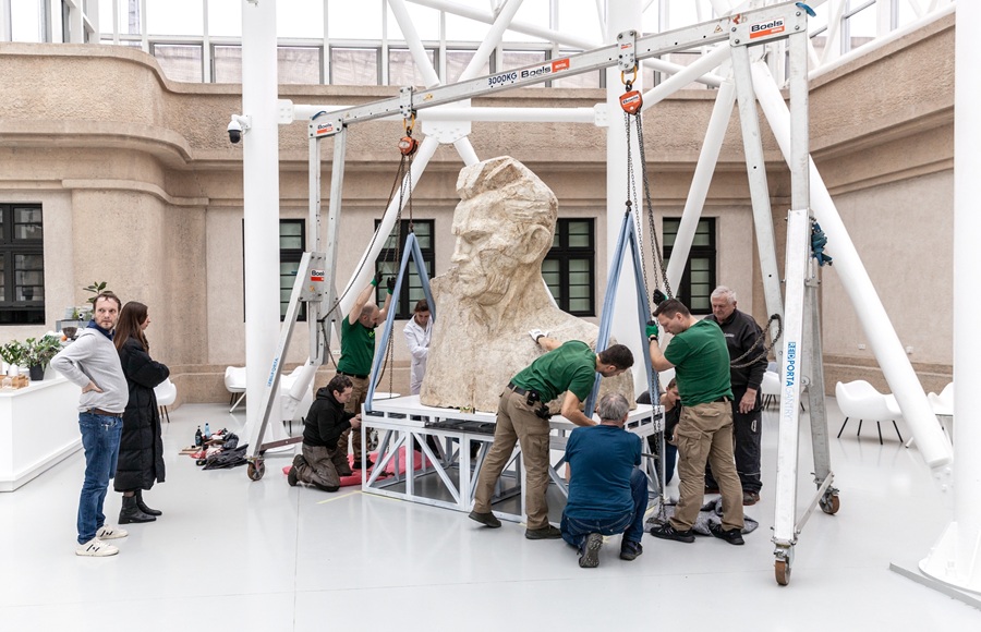 Montaż rzeźby „Popiersie robotnika” autorstwa Xawerego Dunikowskiego w Pawilonie Czterech Kopuł Muzeum Sztuki Współczesnej