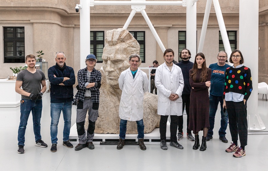 Montaż rzeźby „Popiersie robotnika” autorstwa Xawerego Dunikowskiego w Pawilonie Czterech Kopuł Muzeum Sztuki Współczesnej