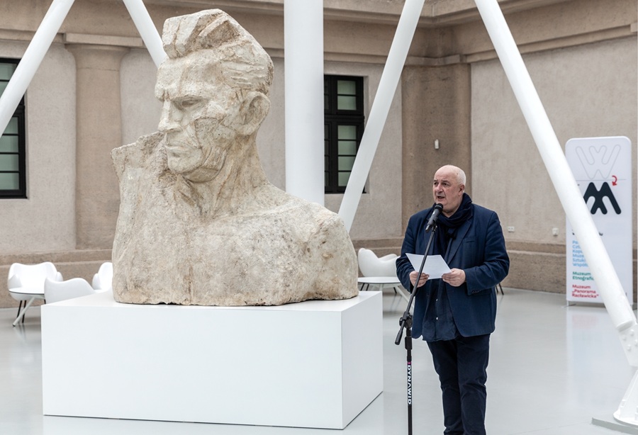 Udostępnienie rzeźby „Popiersie robotnika” autorstwa Xawerego Dunikowskiego w Pawilonie Czterech Kopuł Muzeum Sztuki Współczesnej