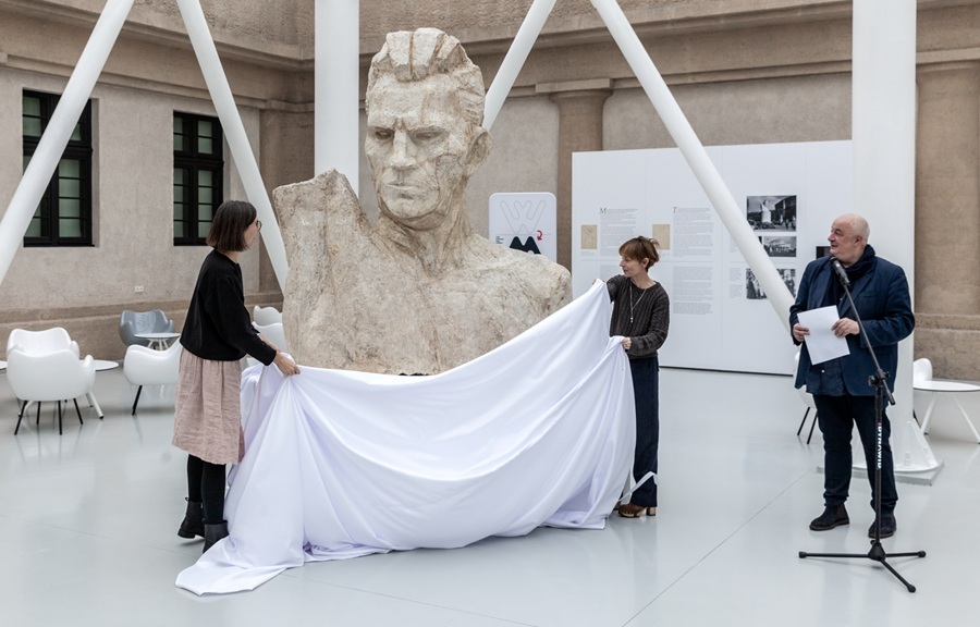 Udostępnienie rzeźby „Popiersie robotnika” autorstwa Xawerego Dunikowskiego w Pawilonie Czterech Kopuł Muzeum Sztuki Współczesnej