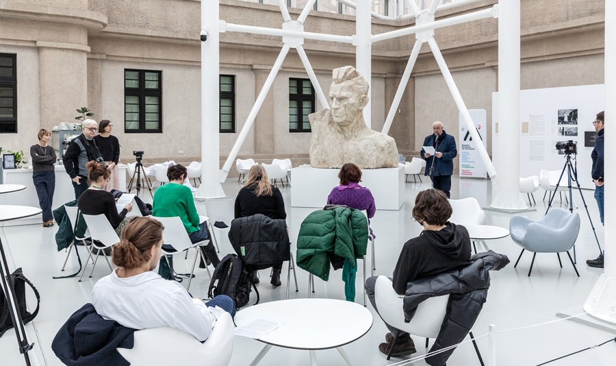 Udostępnienie rzeźby „Popiersie robotnika” autorstwa Xawerego Dunikowskiego w Pawilonie Czterech Kopuł Muzeum Sztuki Współczesnej