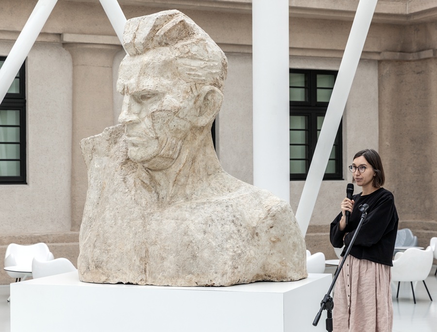 Udostępnienie rzeźby „Popiersie robotnika” autorstwa Xawerego Dunikowskiego w Pawilonie Czterech Kopuł Muzeum Sztuki Współczesnej