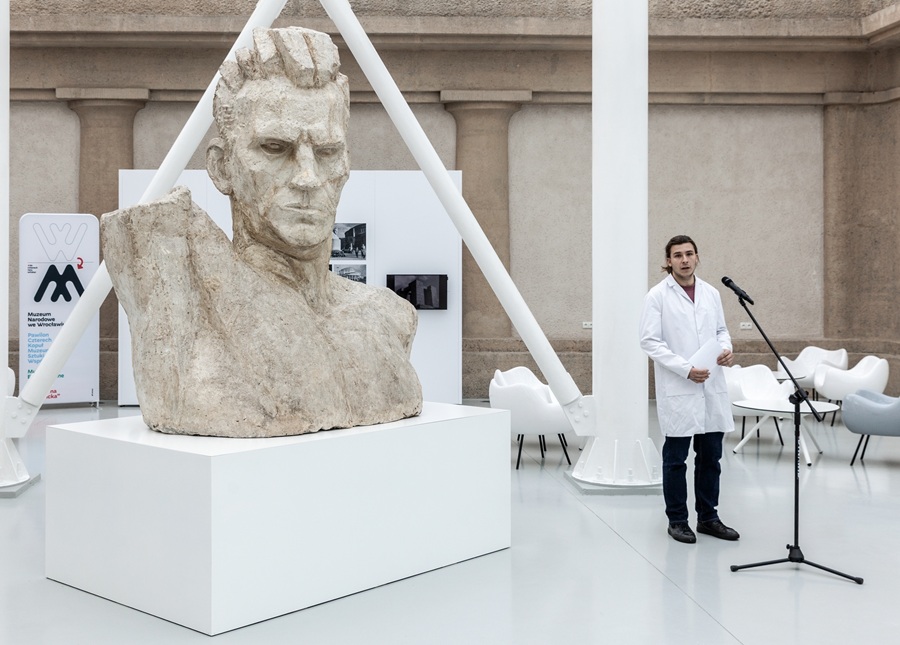 Udostępnienie rzeźby „Popiersie robotnika” autorstwa Xawerego Dunikowskiego w Pawilonie Czterech Kopuł Muzeum Sztuki Współczesnej