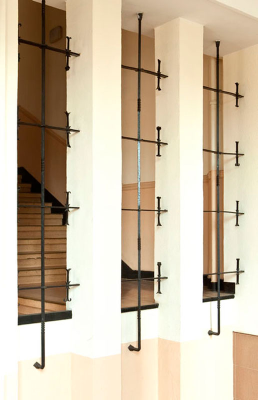 Jaroslav Vonka, krata na klatce schodowej poczty przy ul. Z. Krasińskiego we Wrocławiu, stan w 2015; fot. Arkadiusz Podstawka