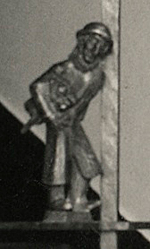 Jaroslav Vonka, figura mężczyzny w kapeluszu z kraty poczty przy ul. Z. Krasińskiego we Wrocławiu, stan ok. 1932; fot. z archiwum Josefa Peška, Hradec Kralove