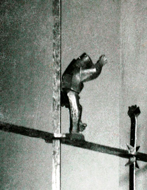 Jaroslav Vonka, figura mężczyzny z kraty poczty przy ul. Z. Krasińskiego we Wrocławiu, stan ok. 1932; fot. z archiwum Josefa Peška, Hradec Kralove