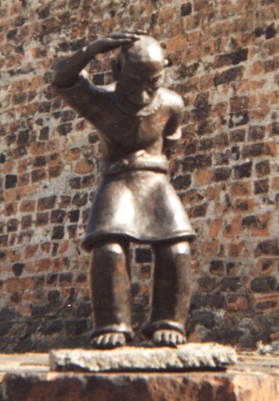 Jaroslav Vonka, figura mężczyzny drapiącego się w głowę, z kraty poczty przy ul. Z. Krasińskiego we Wrocławiu, l. 90 XX w.; fot. z archiwum Leszka A. Nowaka