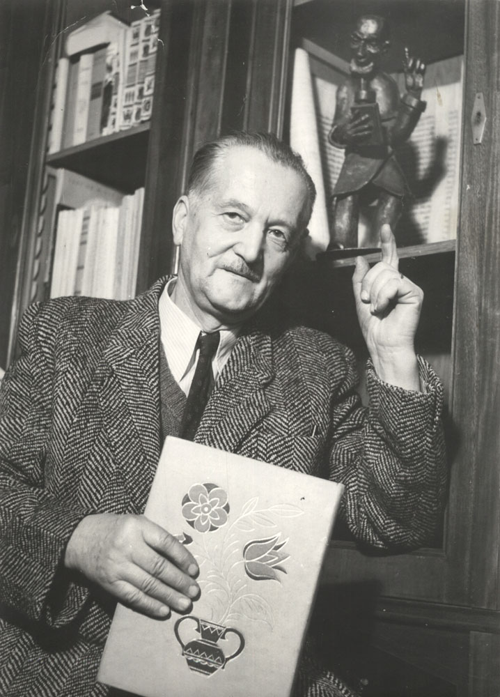 Jaroslav Vonka, figura mężczyzny z uniesioną dłonią z kraty poczty przy ul. Z. Krasińskiego we Wrocławiu, ok. 1970, d. zbiory J. Kuglina; fot. z archiwum MNWr