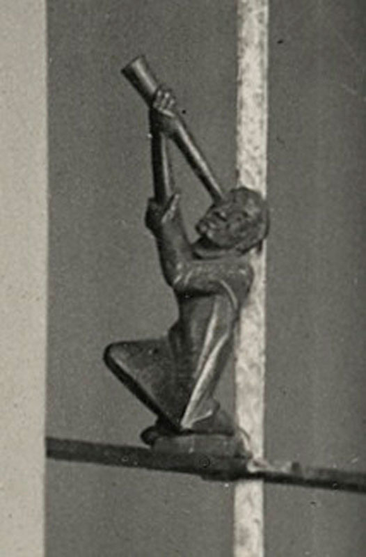 Jaroslav Vonka, figura klęczącego mężczyzny z lunetą z kraty poczty przy ul. Z. Krasińskiego we Wrocławiu, stan ok. 1932; fot. z archiwum Josefa Peška, Hradec Kralove