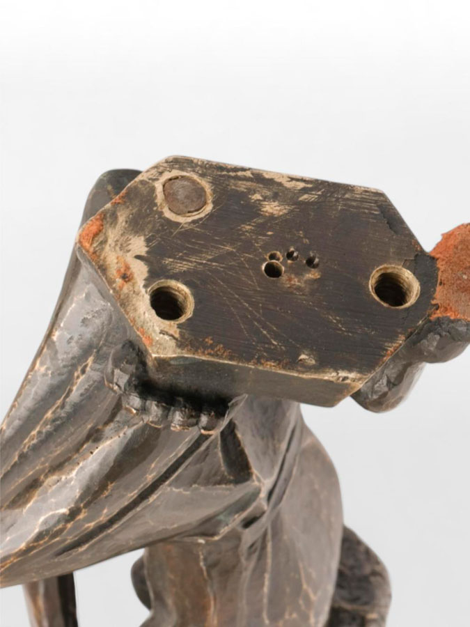 Ślady montowania figury klęczącego mężczyzny z lunetą MNWr; fot. A. Podstawka