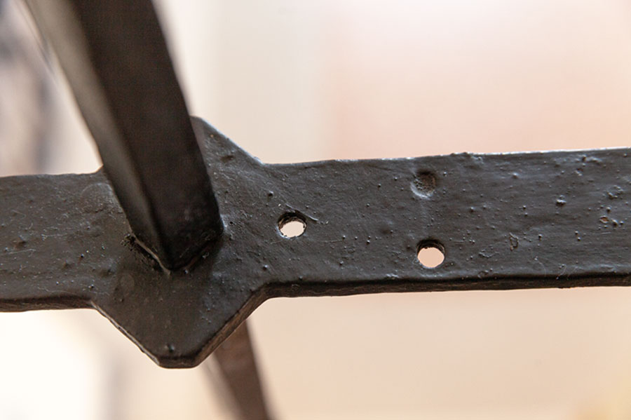 Fragment kraty ze śladami montowania figury klęczącego mężczyzny z lunetą, poczta przy ul. Z. Krasińskiego we Wrocławiu; fot. A. Podstawka