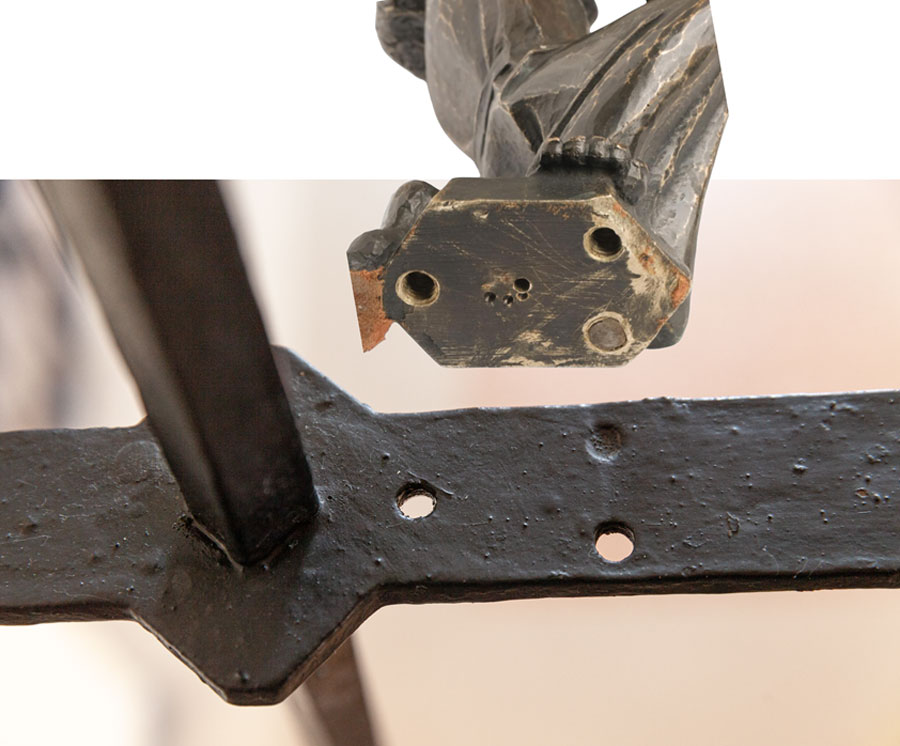 Ślady montowania figury klęczącego mężczyzny z lunetą oraz fragment kraty poczty przy ul. Z. Krasińskiego we Wrocławiu; fot. A. Podstawka